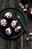 Schokoladen-Cupcakes mit essbaren Stiefmütterchen