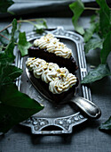Zucchini-Kuchen mit Pistazien und Reismilchschokoladen-Creme