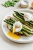 Bread with pea cream, green asparagus and poached egg