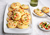 Puff pastry buns with vegan cream cheese, pepper and cucumber