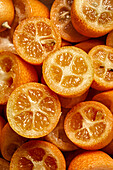 Aufgeschnittene Kumquats (Nahaufnahme, bildfüllend)