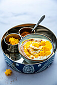 Mango-Joghurt-Bowl mit Zimt-Swirl
