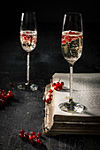 Champagner mit roten Johannisbeeren