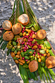 Exotische Früchte auf Palmenblatt (Seychellen)