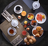 Gedeckter Frühstückstisch mit Tee und Kaffee