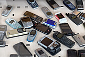 Verschiedene alte Mobiltelefone im Schaufenster