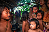 Gemeinschaft der Yagua-Indianer, die in der Nähe der amazonischen Stadt Iquitos, Peru, ein traditionelles Leben führen