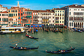 Gondeln mit Touristen auf dem Canal Grande, neben der Fondamenta del Vin, Venedig, UNESCO, Veneto, Italien, Europa