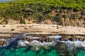 Luftaufnahme der natürlichen Schwimmbäder von Bolonia, Bolonia, Costa de la Luz, Provinz Cadiz, Andalusien, Südspanien. Strand von Bolonia. Playa de Bolonia