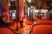Salonwagen des Al-Andalus-Luxuszuges, der durch Andalusien in Spanien fährt