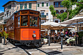 Dorfzentrum von Soller. Oldtimer-Straßenbahn in der Ortschaft Soller. Die Straßenbahn verkehrt auf einer Strecke von 5 km vom Bahnhof im Dorf Soller zum Puerto de Soller, Soller Mallorca, Balearen, Spanien, Mittelmeer, Europa