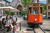 Dorfzentrum von Soller. Alte Straßenbahn im Dorf Soller. Die Straßenbahn verkehrt auf einer Strecke von 5 km vom Bahnhof im Dorf Soller zum Puerto de Soller, Soller Mallorca, Balearen, Spanien, Mittelmeer, Europa