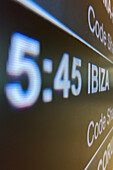 Abflug-Informationstafeln im Flughafen Madrid, Spanien