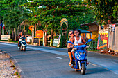 Motorradtaxi in einem Motorrad vor Las Terrenas Strand, Samana, Dominikanische Republik, Karibik, Amerika. Tropischer Karibikstrand mit Kokosnusspalmen
