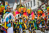 Der Karneval der "Negros y Blancos" in Pasto, Kolumbien, ist ein lebhaftes kulturelles Spektakel, das sich mit einem Übermaß an Farben, Energie und traditioneller Inbrunst entfaltet