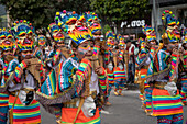 Verschiedene Choreografiegruppen gehen am zweiten Tag des Karnevals der Schwarzen und Weißen den Weg entlang. Pasto, Nariño, 3. Januar 2024