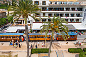 Luftaufnahme der historischen Straßenbahn im Dorf Port de Soller. Die Straßenbahn verkehrt auf einer Strecke von 5 km zwischen dem Bahnhof im Dorf Soller und dem Puerto de Soller, Soller Mallorca, Balearen, Spanien, Mittelmeer, Europa