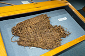 Ein 1000 Jahre alter Beutel aus geflochtenem Salbeibusch der Fremont-Kultur der amerikanischen Ureinwohner im USU Eastern Prehistoric Museum in Price, Utah