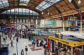 Britische Eisenbahn London Victoria Bahnhof Bahnsteig mit Reisenden London England