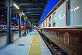 Der Luxuszug Al-Andalus hält am Bahnsteig des Bahnhofs von Jerez ce la Frontera. Dieser Zug reist durch Andalusien Spanien