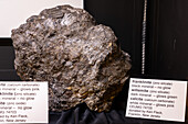 Franklinit, Willemit und Calcit-Mineralien unter normalem Licht. USU Östliches Prähistorisches Museum, Price, Utah