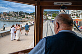 Fahrer der historischen Straßenbahn im Dorf Port de Soller. Die Straßenbahn verkehrt auf einer Strecke von 5 km vom Bahnhof im Dorf Soller zum Puerto de Soller, Soller Mallorca, Balearen, Spanien, Mittelmeer, Europa