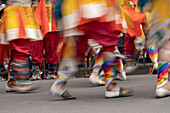 Verschiedene Choreografiegruppen gehen am zweiten Tag des Karnevals der Schwarzen und Weißen den Weg entlang. Pasto, Nariño, 3. Januar 2024