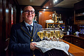 Champagner-Begrüßungsgetränk im Al-Andalus-Luxuszug auf der Fahrt durch Andalusien Sevilla, Spanien