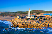 Luftaufnahme des Leuchtturms Caños de Meca am Kap Trafalgar, Barbate, Provinz Cádiz, Region Andalusien, Spanien, Europa