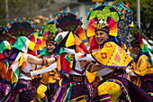 Der Karneval der "Negros y Blancos" in Pasto, Kolumbien, ist ein lebhaftes kulturelles Spektakel, das sich mit einem Übermaß an Farben, Energie und traditioneller Inbrunst entfaltet