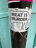 Fleisch ist Mord Aufkleber auf Straßenschild
