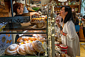 Bäckerei im Stadtzentrum von Palma de Mallorca. Ensaimada typisch von Mallorca Mallorca Bäckerei in balearischen Inseln