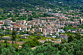 Das Dorf Soller. Landschaft aus dem Fenster des Tren de Soller, eines historischen Zuges, der Palma de Mallorca mit Soller verbindet, Mallorca, Balearen, Spanien, Mittelmeer, Europa