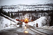 Bahnhof Lønsdal, Nordland, Norwegen. Polarkreiszug von Bodo nach Trondheim