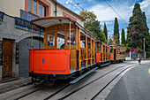 Dorfzentrum von Soller. Historische Straßenbahn im Dorf Soller. Die Straßenbahn verkehrt auf einer Strecke von 5 km vom Bahnhof im Dorf Soller zum Puerto de Soller, Soller Mallorca, Balearen, Spanien, Mittelmeer, Europa