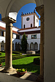 Der Kreuzgang und der Uhrenturm der Kirche St. Johannes der Täufer in Bragança, Portugal