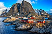 Traditionelle rote Häuser rorbu cottages im Dorf Hamnoy, Lofoten-Inseln, Norwegen