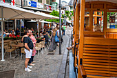 Dorfzentrum von Soller. Alte Straßenbahn im Dorf Soller. Die Straßenbahn verkehrt auf einer Strecke von 5 km vom Bahnhof im Dorf Soller zum Puerto de Soller, Soller Mallorca, Balearen, Spanien, Mittelmeer, Europa