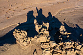 Verschnörkelte Schatten der fantastisch erodierten Sandsteinformationen in der Fantasy Canyon Recreation Site in der Nähe von Vernal, Utah
