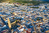 Luftaufnahme der Altstadt von Estepa in der Provinz Sevilla in Andalusien im Süden Spaniens. Blick über die Stadt mit dem Torre de la Victoria