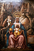 Unsere Liebe Frau von Montserrat in einem Stuhl aus rotem Samt, XVII. Jahrhundert, Montserrat Museum, Benediktinerabtei Santa Maria de Montserrat, Monistrol de Montserrat, Barcelona, Katalonien, Spanien