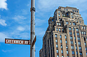 Greenwich Straßenschild und ein Einbahnstraßenschild in Greenwich Village, Manhattan, New York