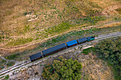 Luftaufnahme des Zugs El Tren de Arganda oder Tren de la Poveda in Rivas Vaciamadrid, Madrid, Spanien