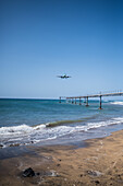 Strand von Lima, beliebter Aussichtspunkt für landende Flugzeuge auf dem Flughafen von Lanzarote, Kanarische Inseln, Spanien