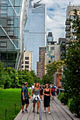 Spaziergang im New Yorker High Line Park, der aus einer stillgelegten Hochbahnstrecke in Chelsea Lower Manhattan entstanden ist, New York City HIGHLINE, USA