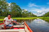 Amazonas-Fluss-Expedition mit dem Boot auf dem Amazonas bei Iquitos, Loreto, Peru. Fahrt auf einem der Nebenflüsse des Amazonas nach Iquitos, ca. 40 km nahe der Stadt Indiana