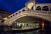 Rialto bridge. Gondolas, with tourists, on the Grand Canal, next to the Fondamenta del Vin, Venice, UNESCO, Veneto, Italy, Europe
