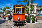 Dorfzentrum von Soller. Oldtimer-Straßenbahn in der Ortschaft Soller. Die Straßenbahn verkehrt auf einer Strecke von 5 km vom Bahnhof im Dorf Soller zum Puerto de Soller, Soller Mallorca, Balearen, Spanien, Mittelmeer, Europa