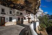 Bars und Restaurants in der Straße La Cueva del Sol, einer der typischen Straßen von Setenil de las Bodegas