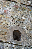 Schüsse des spanischen Bürgerkriegs im Glockenturm der Kathedralenfassade, Sigüenza, Provinz Guadalajara, Spanien